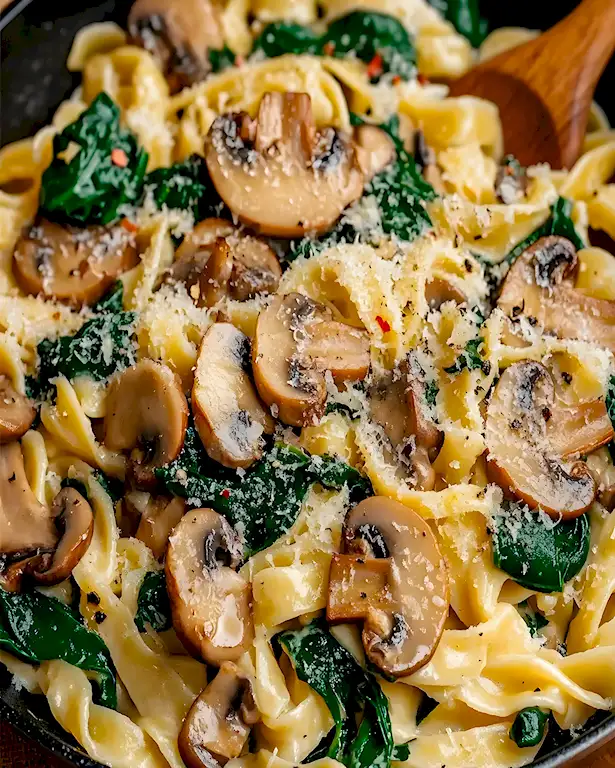 Cremige Pilz Spinat Pasta Pfanne mit Parmesan