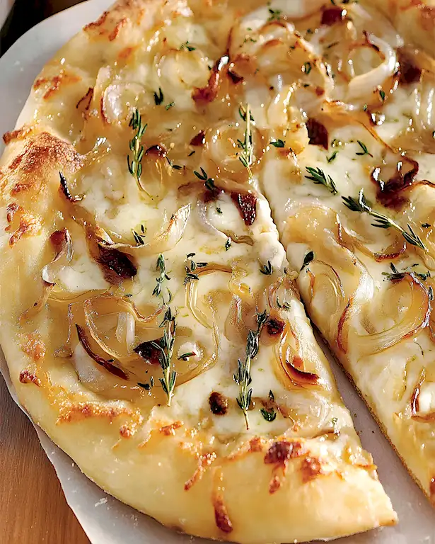 Einfache und leckere Rosmarin Zwiebel Pizza