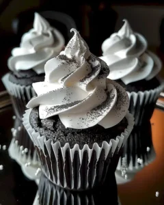 Saftige Schwarzer Samt Cupcakes mit Marshmallow-Creme 6 Saftige Schwarzer Samt Cupcakes mit Marshmallow-Creme