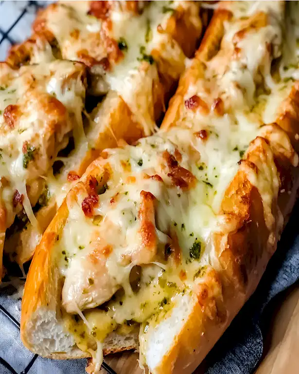 Überbackene Knoblauchbaguettes mit Hähnchen und Pesto 2 Überbackene Knoblauchbaguettes mit Hähnchen und Pesto