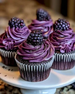 Lila Samt Cupcakes mit Brombeer-Frosting 3 Lila Samt Cupcakes mit Brombeer-Frosting