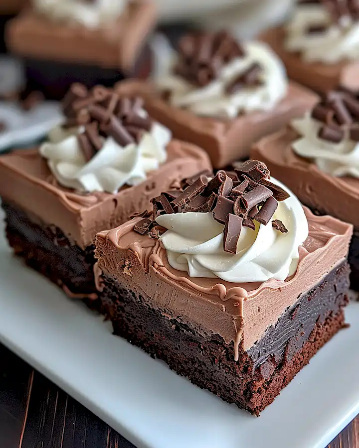 Schokoladen Brownies mit Frischkäse und Sahnehaube 2 Schokoladen Brownies mit Frischkäse und Sahnehaube