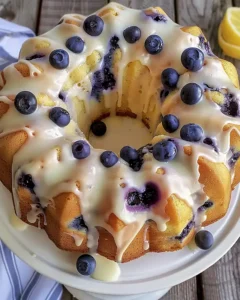 Zitronen-Blaubeer-Gugelhupf Ein Sommerlicher Genuss