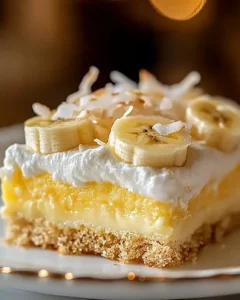 Bananen-Käsekuchen-Riegel mit cremigem Vanillepudding