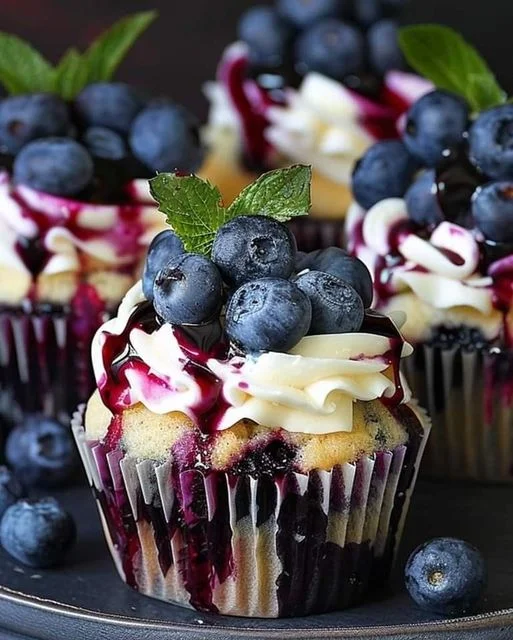 Heidelbeer-Käsekuchen Cupcakes mit weißer Schokolade 2 Heidelbeer-Käsekuchen Cupcakes mit weißer Schokolade