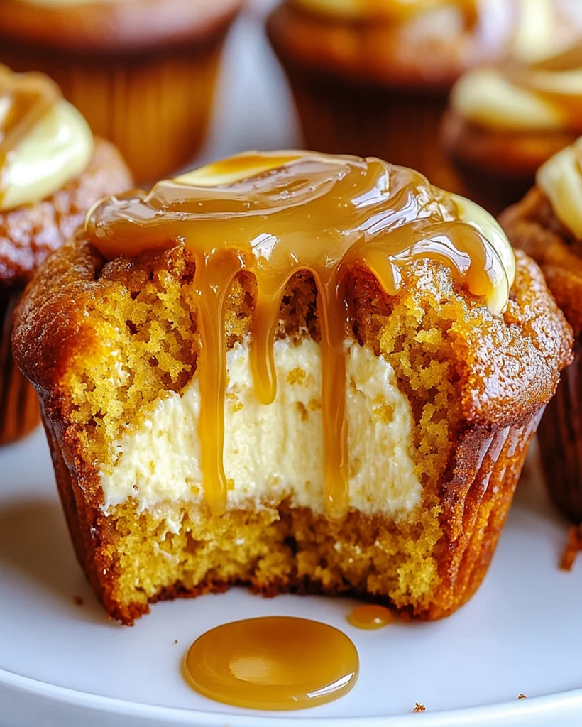 Kürbis-Cheesecake Muffins mit Karamell – Herbstgenuss pur 2 Kürbis-Cheesecake Muffins mit Karamell – Herbstgenuss pur