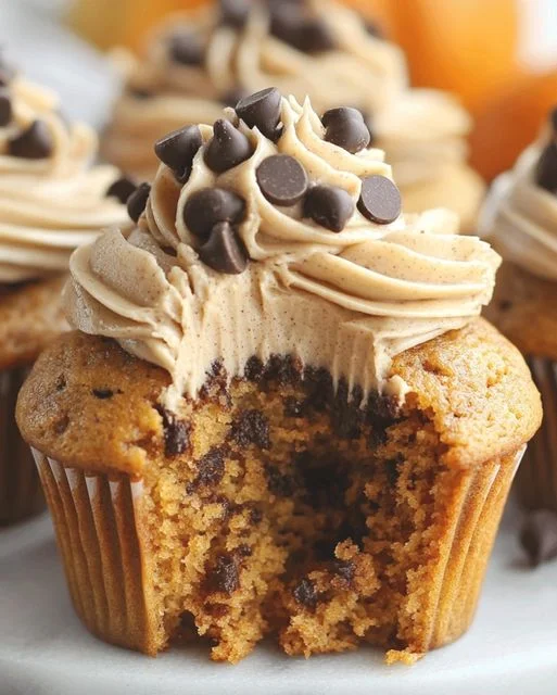 Kürbis Cupcakes mit Schokostückchen und Zimt-Frosting