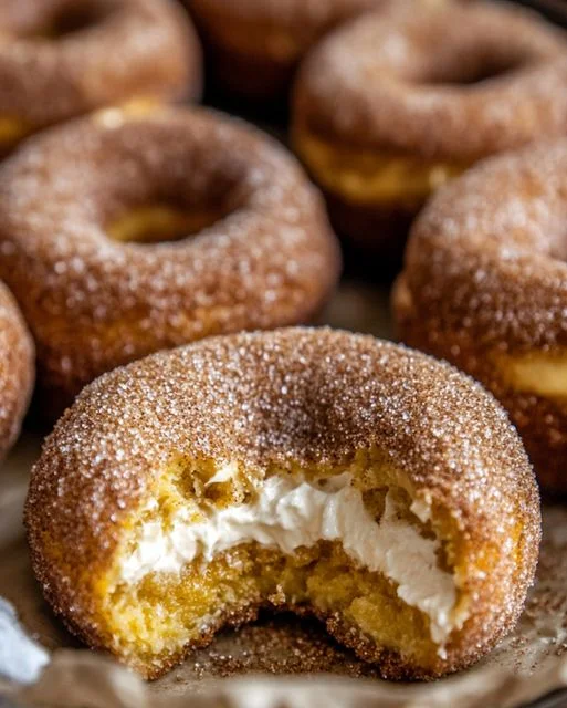 Kürbis-Zimt-Donuts mit cremiger Frischkäsefüllung