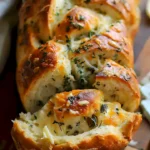 Aufgedrehtes Knoblauch Kräuter Käsebrot
