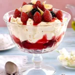 Cremiges Erdbeer Mascarpone Dessert mit Löffelbiskuits