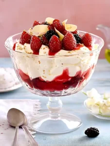 Cremiges Erdbeer Mascarpone Dessert mit Löffelbiskuits