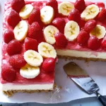 Saftiger Erdbeer-Bananen-Kuchen mit feiner Mascarpone und Nüssen