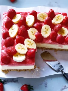 Saftiger Erdbeer-Bananen-Kuchen mit feiner Mascarpone und Nüssen