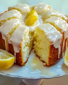 Saftiger Zitronen-Rührkuchen mit Glasur