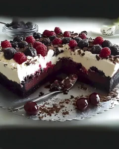 Schwarzwälder Puddingkuchen: Saftiger Blechkuchen mit Sahne