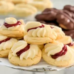 Zergehende Wiener Plätzchen mit Himbeerfüllung