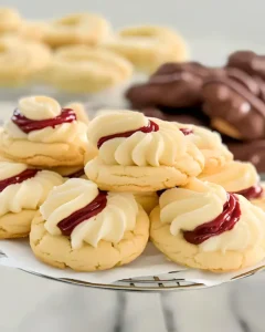 Zergehende Wiener Plätzchen mit Himbeerfüllung