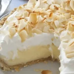 Leckere Kokosnusscreme-Torte auf einem eleganten Kuchenteller