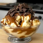 Milchmädchen Dessert mit Quark auf einem Teller garniert