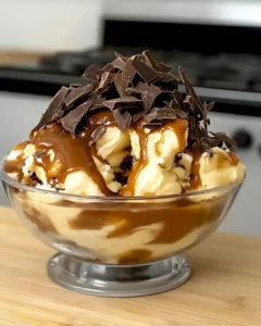 Milchmädchen Dessert mit Quark auf einem Teller garniert