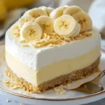 No-Bake Banane Pudding Cheesecake auf einem Teller mit Bananenstücken