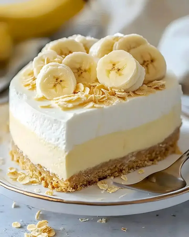 No-Bake Banane Pudding Cheesecake auf einem Teller mit Bananenstücken