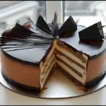 Leckere Prinzregententorte mit Schokoladenschichten und Sahne