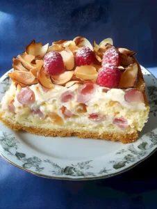 Rhabarberkuchen mit Schmandhaube auf einem Teller