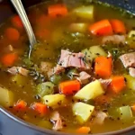 Schüssel Rindfleischsuppe mit frischem Gemüse und Kräutern