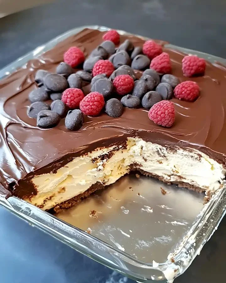 Leckere Schokosünde, die im Mund zergeht, einfache No-Bake-Dessert-Rezept.