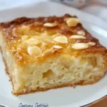 Ein saftiger Butter-Zuckerkuchen auf einem Teller, frisch gebacken.