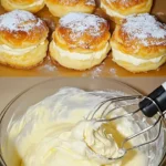 Leckere Teilchen im Blätterteig auf einem Teller präsentiert