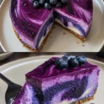 Ein köstlicher Blaubeer Cheesecake auf einem Teller, garniert mit frischen Beeren.