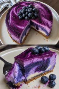 Ein köstlicher Blaubeer Cheesecake auf einem Teller, garniert mit frischen Beeren.