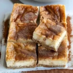Butterige Graham Cracker Baisen mit Zimt und Käsekuchen auf einem Teller