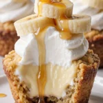 Cremige Bananencreme Tarteletts mit frischen Bananen auf einem Teller