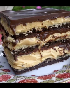 Cremige Erdnussbutter Torte mit Schokolade 5 Cremige Erdnussbutter Torte mit Schokolade auf einem Teller