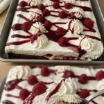 Fluffiger Himmelkuchen mit Vanille auf einem Teller angerichtet
