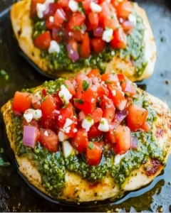 Gebratenes Hähnchen mit Pesto 1 Gebratenes Hähnchen mit aromatischem Pesto auf einem Teller serviert