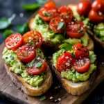 Gesundes Avocadobrot mit frischen Tomaten und Basilikum auf einem Tisch