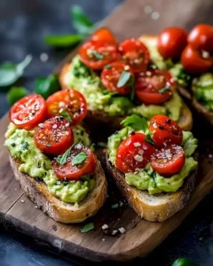 Gesundes Avocadobrot mit Tomaten und Basilikum Rezept 1 Gesundes Avocadobrot mit frischen Tomaten und Basilikum auf einem Tisch