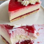 Himbeertorte mit Joghurtcreme auf einem Teller dekoriert