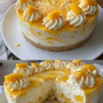 Kremiger Mango Moussekuchen auf einem Teller, serviert mit frischen Mangostücken.