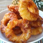Krisp krümelige Ananasfritters mit Zimt auf einem Teller serviert