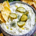 Krümeliger Dill-Pickel-Dip in einer Schüssel serviert.