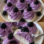 Luftige Meringues mit schokoladigen schwarzen Johannisbeeren auf einem Teller