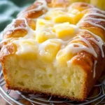 Moistes Pineapplebrot mit süßem Glaze auf einem Teller angerichtet