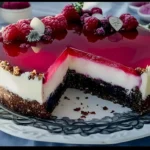 Schaumige Mohn-himbeertorte mit Walnuss auf einem Teller