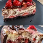 Schokoladen-Käsekuchen mit Erdbeeren auf einem Teller serviert