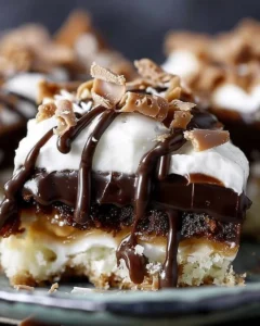 Schokoladen Mounds Kuchen mit Kokosnuss Rezept 3 Schokoladen Mounds Kuchen mit Kokosnuss auf einem Teller